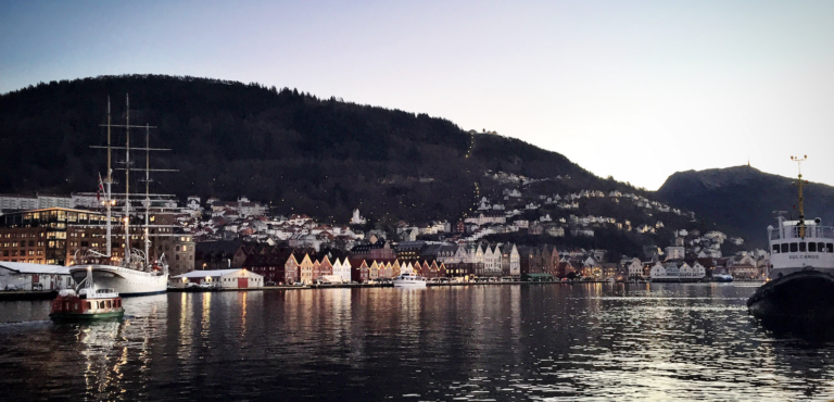 Vågen i Bergen med utsikt mot Bryggen, Stastraad Lehmkuhl, Fløyen og Beffen.